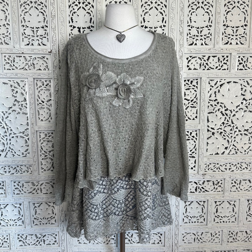 Fertacelli Gray Fuzzy Floral Sequin Two Tiered Long Sleeve Blouse Sz Medium
